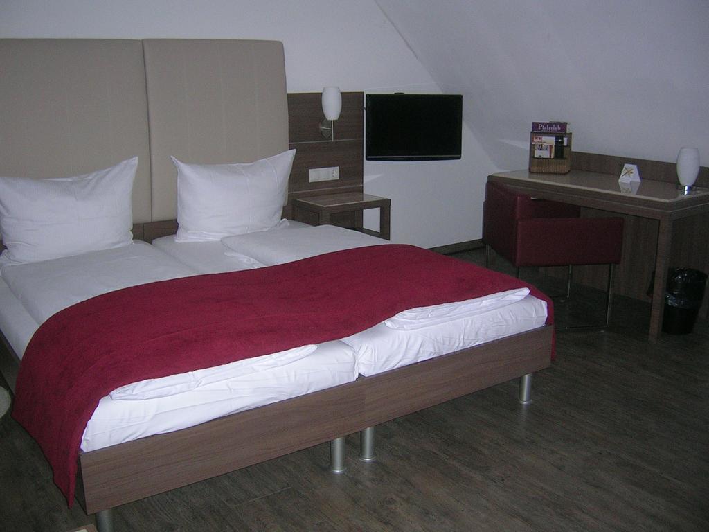 Hotel-Restaurant Pfaelzer Hof Edenkoben Dış mekan fotoğraf